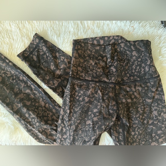 SOLD Lululemon wunder under high rise tight - Picture 3 of 6